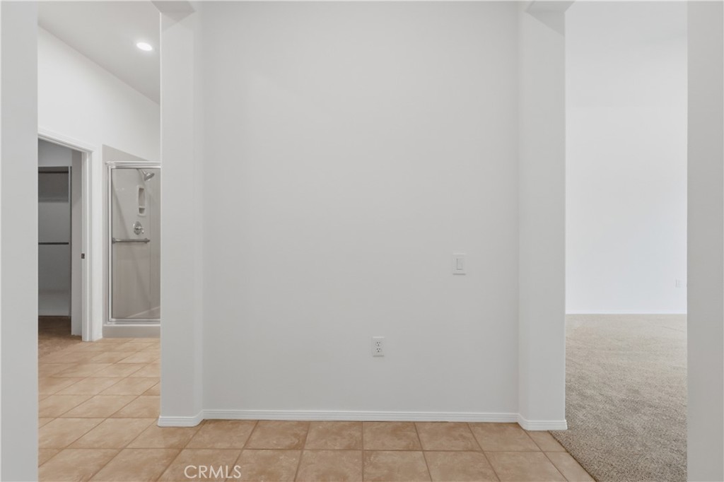 https://media.crmls.org/medias/072e1c4c-68f4-4c17-a553-6c3a017be200.jpg?preset=X-Large