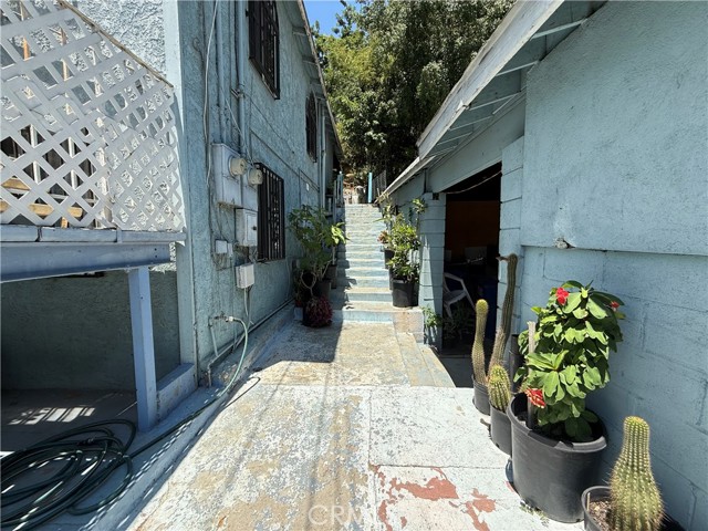 1041 Geraghty Ave, City Terrace CA: https://media.crmls.org/medias/072fc0bc-cad6-46e4-a6ff-d1703e15d71e.jpg