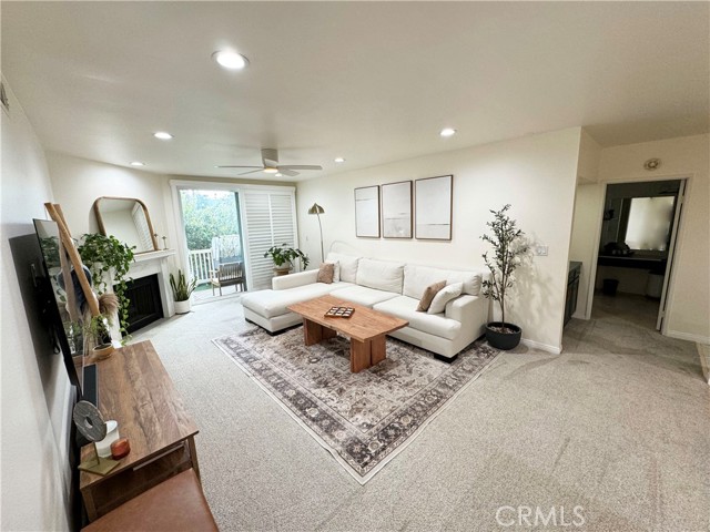 Detail Gallery Image 2 of 23 For 14315 Riverside Dr #207,  Sherman Oaks,  CA 91423 - 2 Beds | 2 Baths