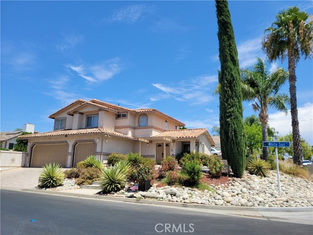 Detail Gallery Image 1 of 16 For 22750 Cove View St, Canyon Lake,  CA 92587 - 4 Beds | 2/1 Baths