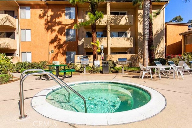 Detail Gallery Image 6 of 18 For 15425 Sherman #101,  Van Nuys,  CA 91406 - 2 Beds | 2 Baths