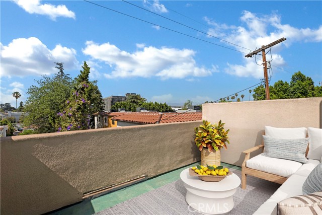 Detail Gallery Image 2 of 38 For 5242 Vesper #7,  Sherman Oaks,  CA 91411 - 3 Beds | 3 Baths