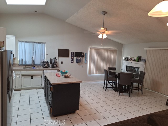 Detail Gallery Image 4 of 18 For 12415 5th Ave, Victorville,  CA 92395 - 3 Beds | 2 Baths