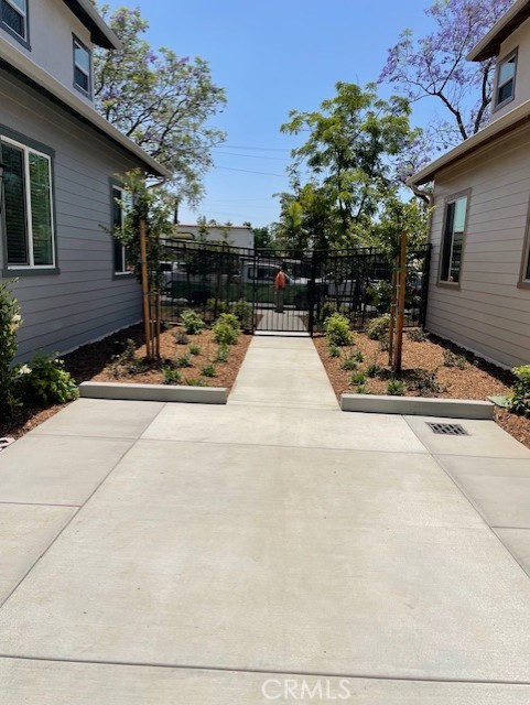 615 E Walnut Avenue, Monrovia CA: https://media.crmls.org/medias/073a42c2-8dc8-476a-a023-63285aa94122.jpg