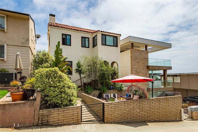 220 13th Street Manhattan Beach, California RARE opportunity to own TWO VIEW HOMES ON A WALK STREET in downtown Manhattan Beach ONLY A BLOCK FROM THE BEACH! Updated 4 bed/3 bath 1920s Spanish on the walk street side & more recently remodeled 3 bed/3 bath South-Facing Mid-Century Modern…both with 2-car garages. Perfect for the Buyer who wants to live in one & rent the other…or the buyer with extended family…or the buyer who needs a vacation home compound with privacy!!! Leave your car in the garage because this property is a SHORT WALK TO EVERYTHING!