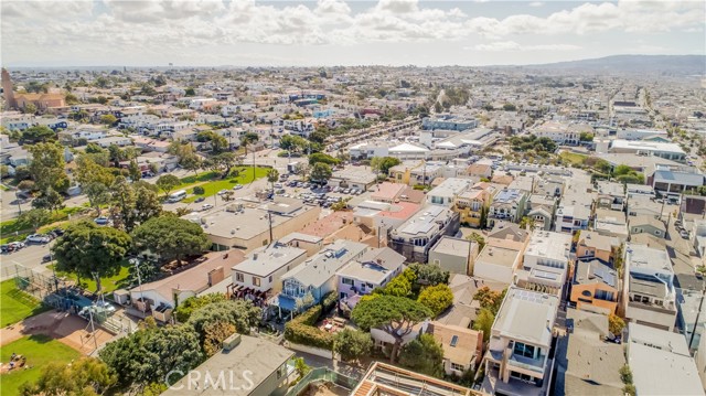 400 17th Street, Manhattan Beach, California 90266, 4 Bedrooms Bedrooms, ,2 BathroomsBathrooms,Residential,Sold,17th,SB21119391