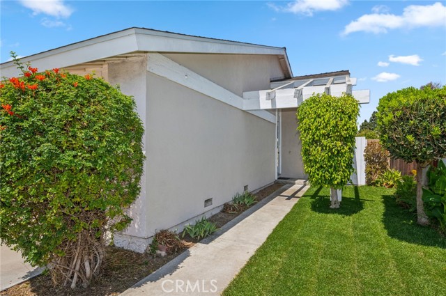 Detail Gallery Image 3 of 25 For 17601 Manchester Ave, Irvine,  CA 92614 - 4 Beds | 2 Baths