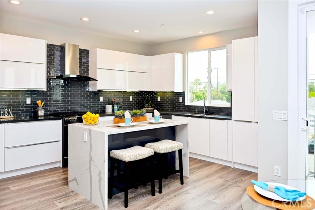 Detail Gallery Image 3 of 38 For 2068 Maple Ave #C,  Costa Mesa,  CA 92627 - 2 Beds | 2/1 Baths