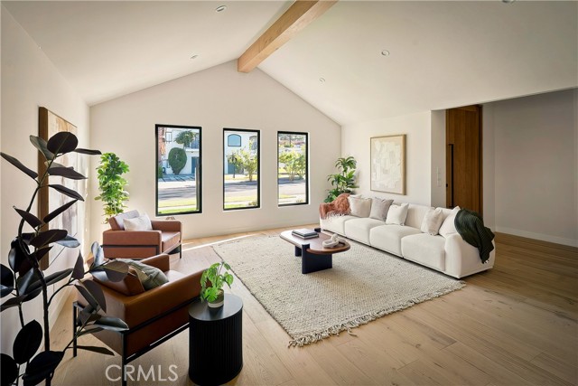 Detail Gallery Image 4 of 32 For 13949 Cumpston St, Sherman Oaks,  CA 91401 - 3 Beds | 3/1 Baths
