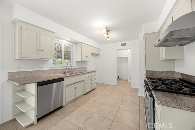 2825 Woodbine Avenue, Fullerton CA: https://media.crmls.org/medias/074a702d-195b-45cc-baf5-3c7897dd7d84.jpg