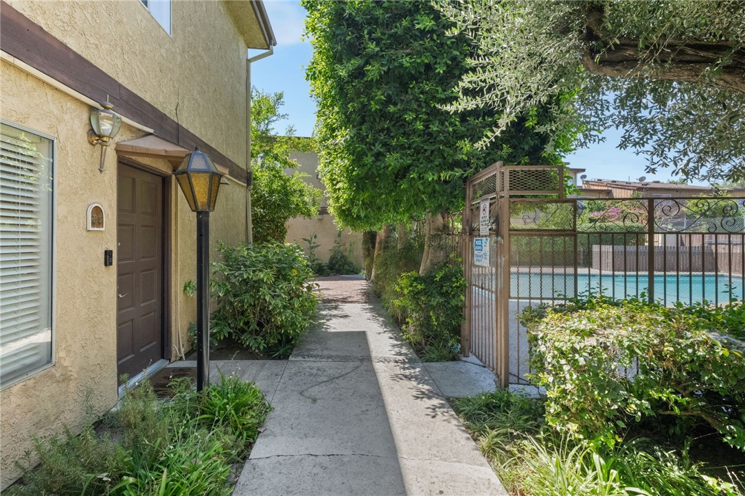 Detail Gallery Image 6 of 39 For 7321 Lennox Ave #F5,  Van Nuys,  CA 91405 - 2 Beds | 2/1 Baths