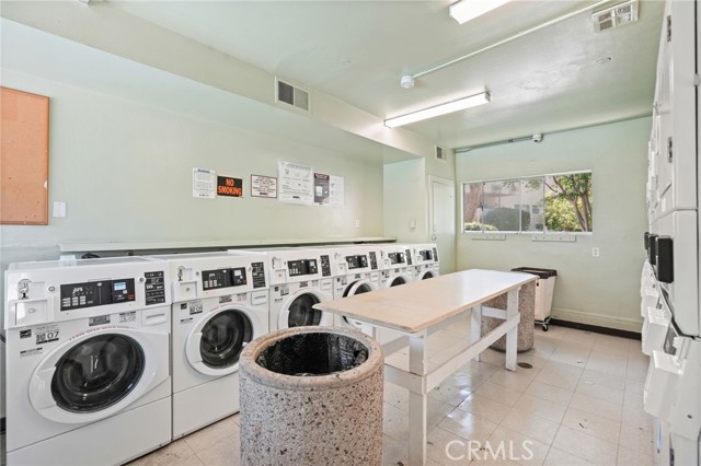 Detail Gallery Image 14 of 15 For 10636 Woodley Ave #1,  Granada Hills,  CA 91344 - 3 Beds | 2 Baths