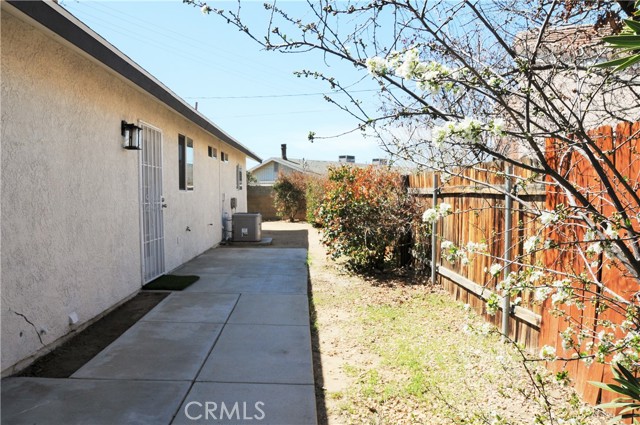 15354 Kiamichi Rd, Apple Valley CA: https://media.crmls.org/medias/074e35fe-da47-4d9a-8295-31c438a5b469.jpg