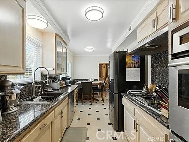 Detail Gallery Image 11 of 29 For 12516 Archwood St, North Hollywood,  CA 91606 - 3 Beds | 3 Baths