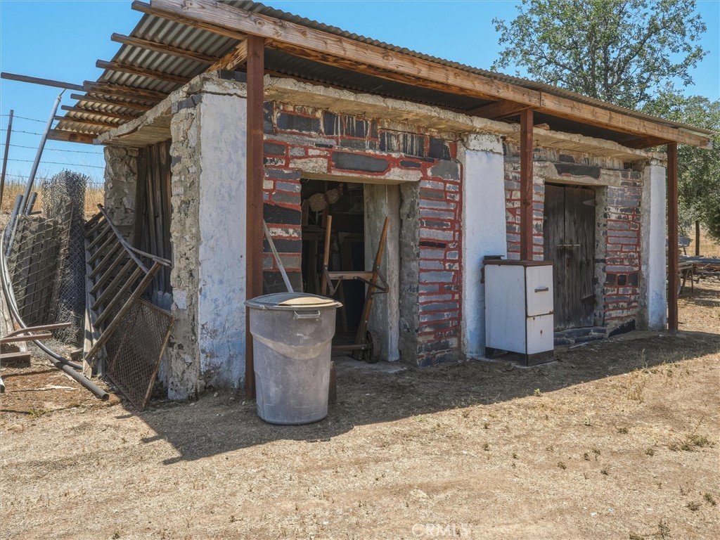 https://media.crmls.org/medias/0752f141-0b9b-448e-a24a-56c2101a12ba.jpg?preset=X-Large