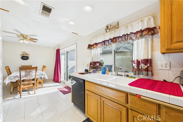 Detail Gallery Image 12 of 25 For 1331 W Cerritos #25,  Anaheim,  CA 92802 - 3 Beds | 2/1 Baths