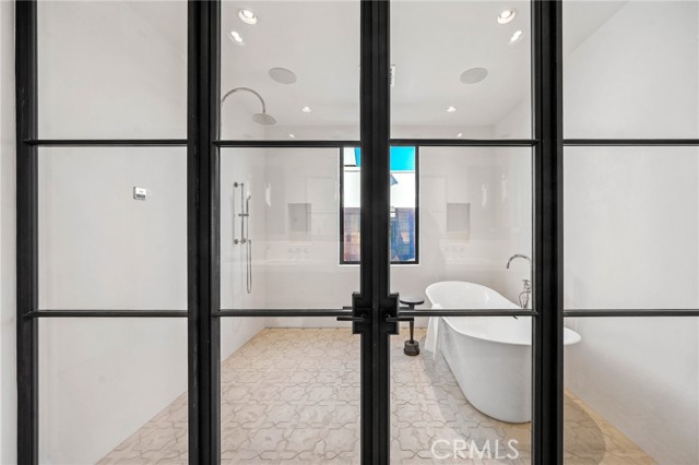 Detail Gallery Image 46 of 75 For 112 Kings Pl, Newport Beach,  CA 92663 - 6 Beds | 7/1 Baths