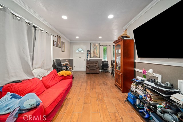 9514 Juniper Street, Los Angeles CA: https://media.crmls.org/medias/0758557f-cc35-41b5-9006-48a6c6074542.jpg