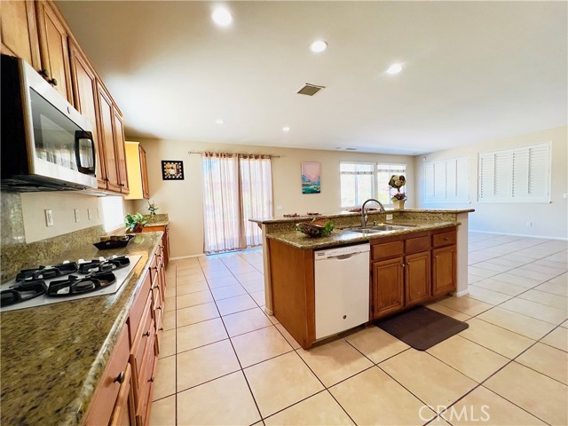 Detail Gallery Image 14 of 42 For 17231 Greentree Dr, Riverside,  CA 92503 - 5 Beds | 4 Baths