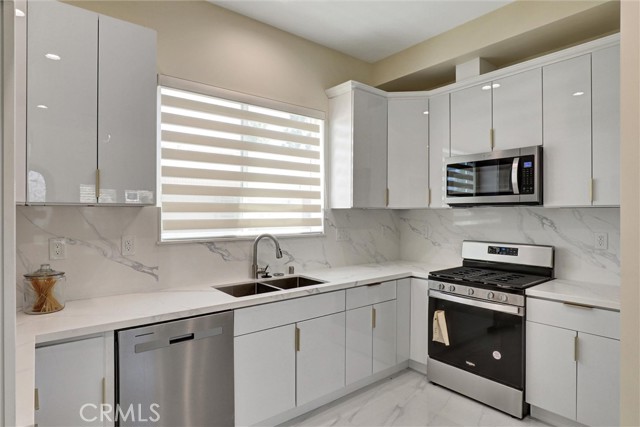Detail Gallery Image 43 of 59 For 19002 Delaware St, Huntington Beach,  CA 92648 - 6 Beds | 5/1 Baths