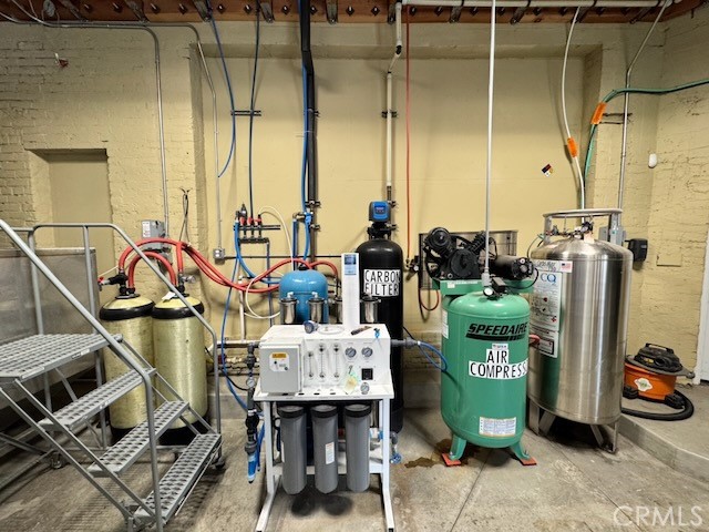 585 E Thompson Boulevard, Ventura CA: https://media.crmls.org/medias/075aadb8-144b-40b3-85ce-4e54b131f521.jpg