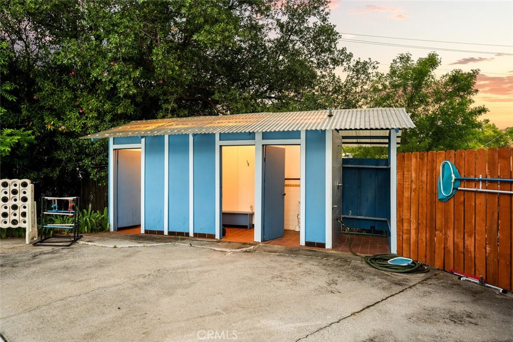 https://media.crmls.org/medias/075af6c0-cef0-4062-9f64-15680f41f1ca.jpg?preset=X-Large