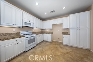 https://media.crmls.org/medias/075d02b7-d22a-4884-a814-e7b7a4f2d022.jpg?preset=X-Large