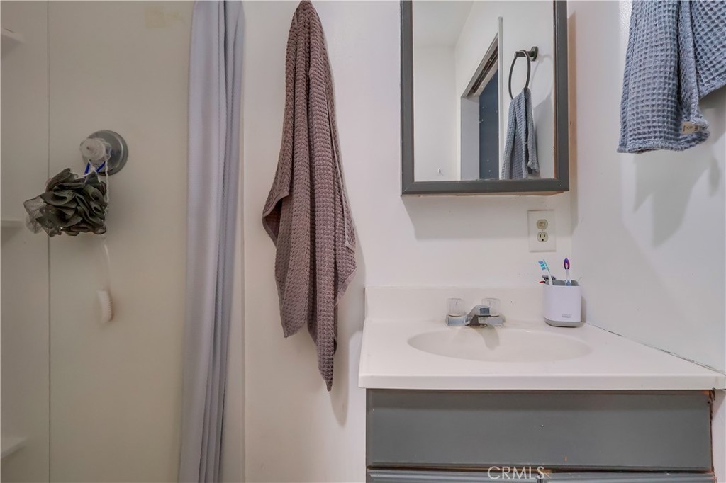 https://media.crmls.org/medias/075ec603-bcd3-4504-b15b-dd0b66b63950.jpg?preset=X-Large