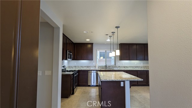 Detail Gallery Image 4 of 42 For 1424 Misty Ln, Beaumont,  CA 92223 - 4 Beds | 3 Baths