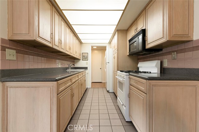 6700 Hillpark Drive, Los Angeles CA: https://media.crmls.org/medias/076148fd-d66e-4e01-b222-2c492a70e8dd.jpg