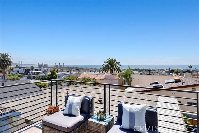1032 6th, Hermosa Beach, California 90254, 4 Bedrooms Bedrooms, ,3 BathroomsBathrooms,Residential,Sold,6th,SB22136354