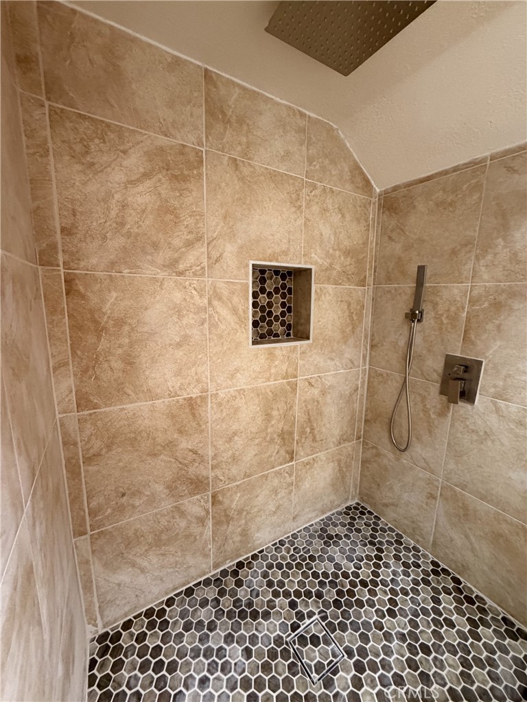 https://media.crmls.org/medias/0765df84-541f-48b5-99b8-3d3414b20592.jpg?preset=X-Large