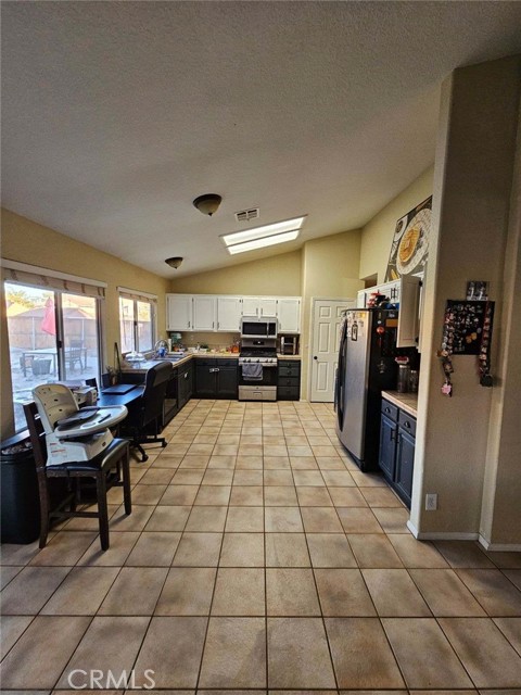 Detail Gallery Image 15 of 39 For 13240 Country Ct, Victorville,  CA 92392 - 3 Beds | 2 Baths