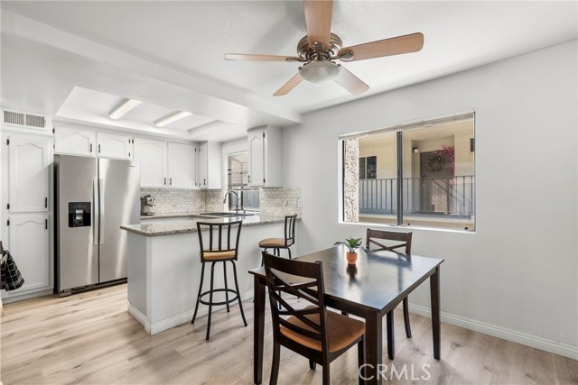 Detail Gallery Image 7 of 37 For 11274 Morrison St #2,  North Hollywood,  CA 91601 - 2 Beds | 2/1 Baths