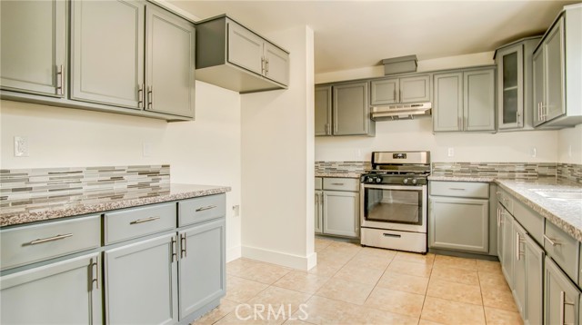 Detail Gallery Image 3 of 15 For 330 E 101st St, Los Angeles,  CA 90003 - 5 Beds | 3 Baths