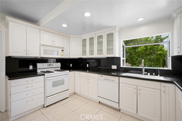 Detail Gallery Image 12 of 32 For 3805 Los Olivos Ln, Glendale,  CA 91214 - 5 Beds | 2 Baths