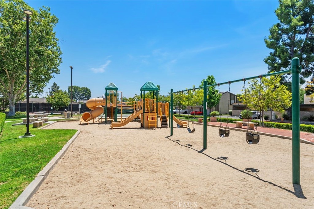 https://media.crmls.org/medias/0774f0b7-5291-4ed2-a83d-74480923240f.jpg?preset=X-Large