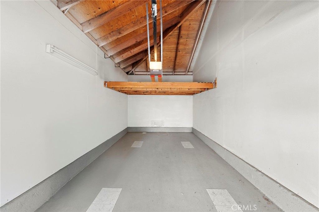 https://media.crmls.org/medias/0776226c-d509-4cfa-ba3d-41795b19403c.jpg?preset=X-Large