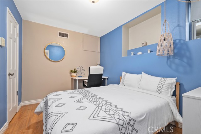 10739 Helendale photo 19