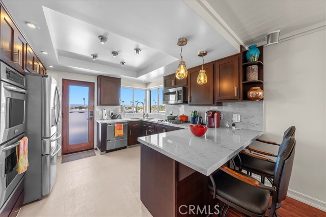 Detail Gallery Image 5 of 27 For 760 Manhattan Beach Blvd #B,  Manhattan Beach,  CA 90266 - 3 Beds | 3 Baths