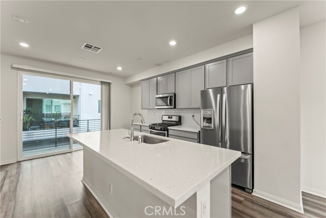 Detail Gallery Image 16 of 31 For 18443 Montage, Northridge,  CA 91324 - 3 Beds | 4 Baths