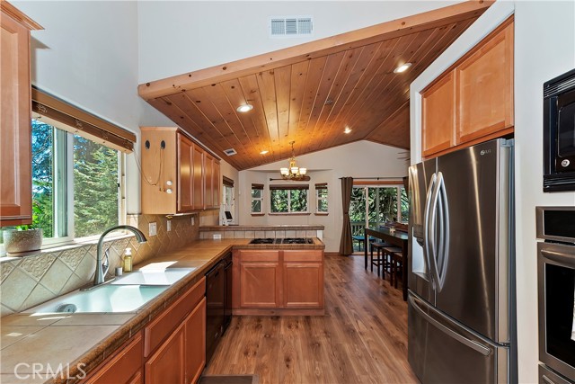 Detail Gallery Image 15 of 32 For 676 Lake Dr, Lake Arrowhead,  CA 92352 - 2 Beds | 2/1 Baths