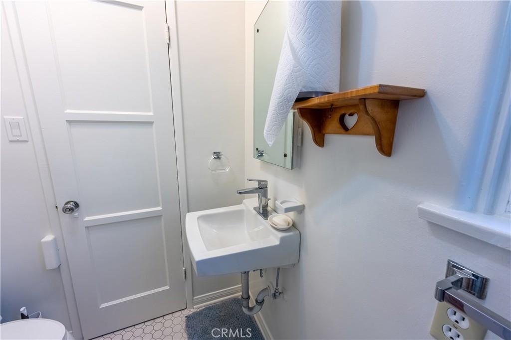 https://media.crmls.org/medias/077d2d49-ca76-4824-b228-33b0344603ac.jpg?preset=X-Large