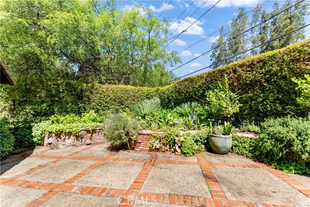 302 W Carter Avenue, Sierra Madre CA: https://media.crmls.org/medias/077dc7d6-31d7-4624-b131-8a1c5ae22757.jpg