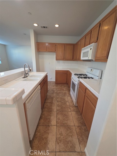 Detail Gallery Image 4 of 25 For 2035 E Harvard Privado, Ontario,  CA 91764 - 3 Beds | 2/1 Baths