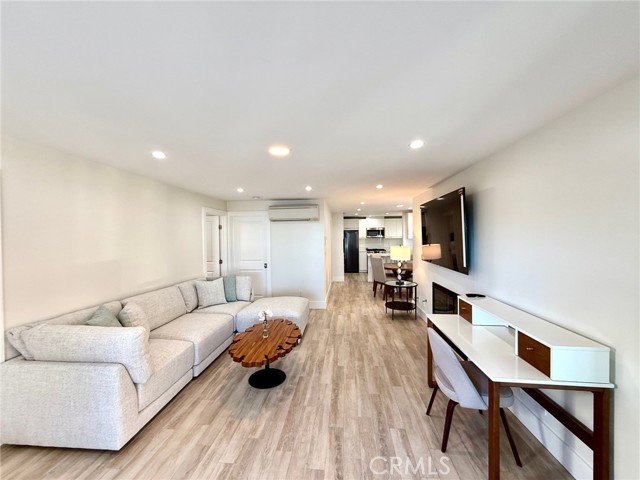 827 Cliff Drive, Laguna Beach CA: https://media.crmls.org/medias/07820601-63fb-4be3-81c3-9c614b74dd29.jpg