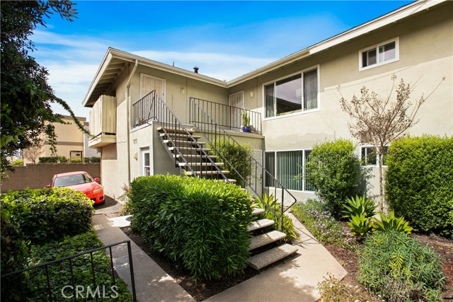 Detail Gallery Image 3 of 7 For 17021 Pinehurst, Huntington Beach,  CA 92647 - – Beds | – Baths