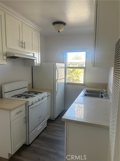 Detail Gallery Image 7 of 16 For 7055 Etiwanda Ave #208,  Reseda,  CA 91335 - 1 Beds | 1 Baths