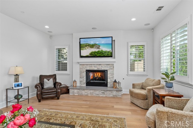 4762 Oceanridge Drive, Huntington Beach CA: https://media.crmls.org/medias/07852806-4164-4e63-836a-df680f582d08.jpg