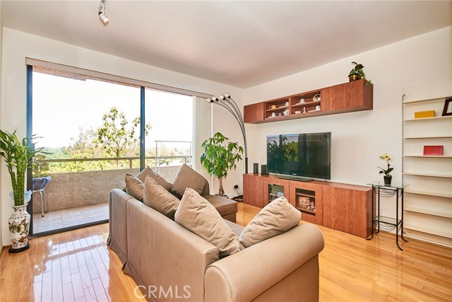 Detail Gallery Image 7 of 22 For 1144 Walnut Grove Ave #C,  Rosemead,  CA 91770 - 2 Beds | 3 Baths